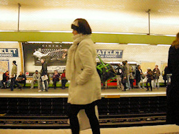 une fille dans le metro de Paris- photo prise par JESCO